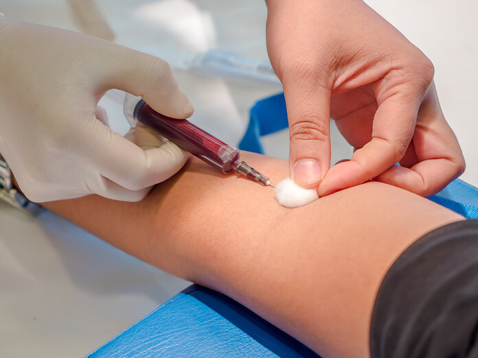 Blutabnahme, © HYS_NP, Shutterstock Eine Ärztin nimmt einem Patienten Blut in der Ellenbeuge ab.
